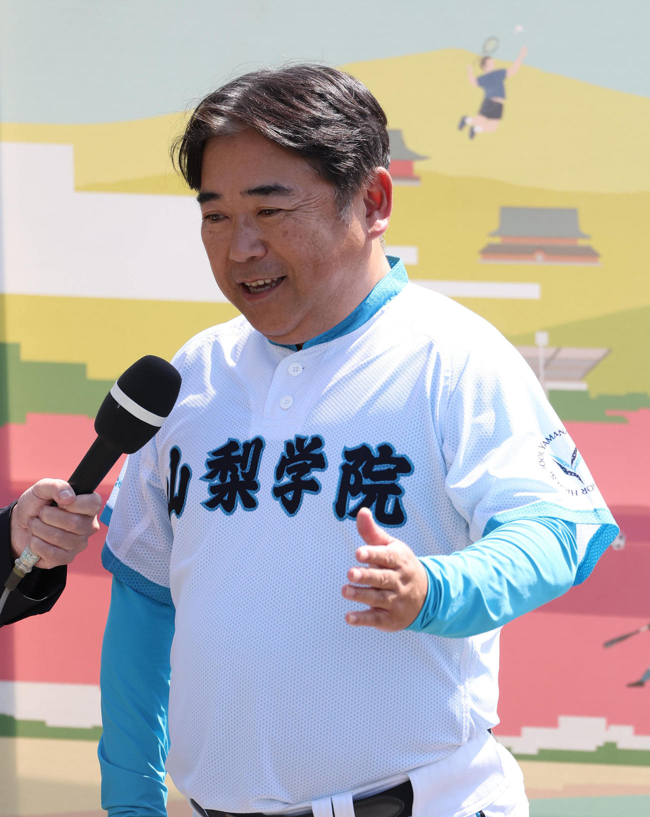 高川学園対山梨学院　優勝インタビューに答える山梨学院・吉田監督（撮影・白石智彦）