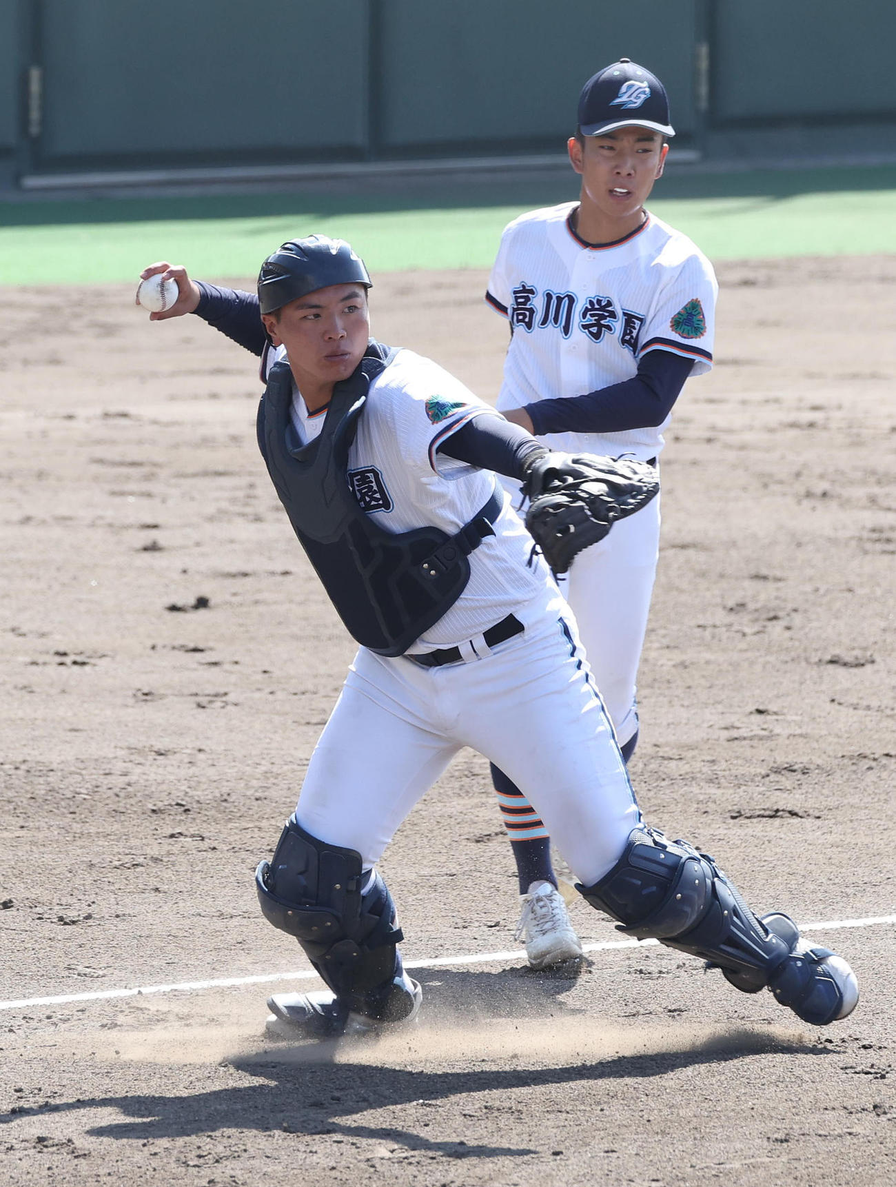 高川学園対山梨学院　2回裏山梨学院1死一塁、捕手遠矢（左）は竹下の犠打を処理し一塁に送球する（撮影・白石智彦）