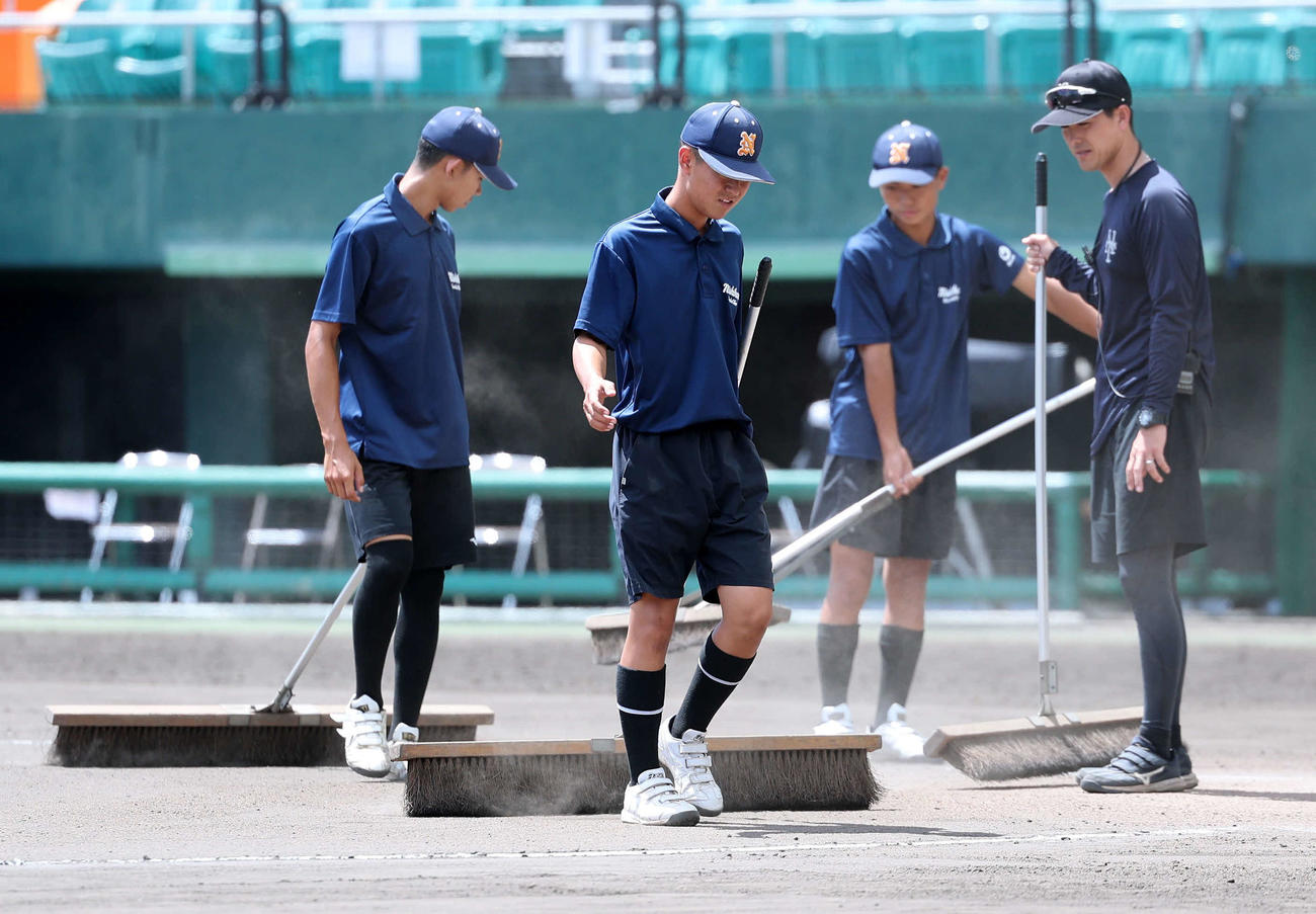 台湾対日本　グランド整備する沖縄県の野球部員（撮影・鈴木正人）
