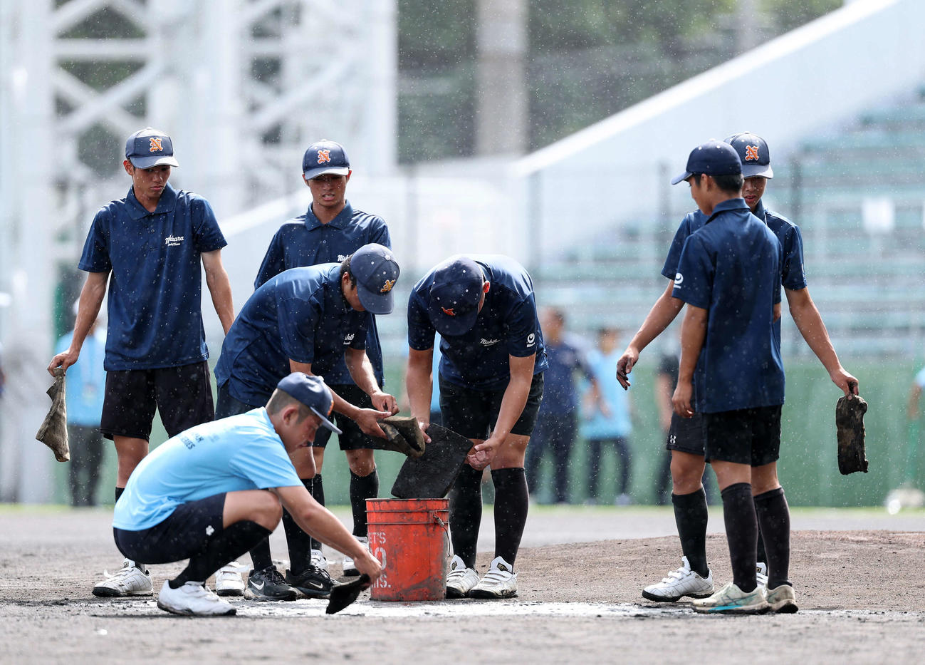台湾対日本　グランド整備する沖縄県の野球部員（撮影・鈴木正人）