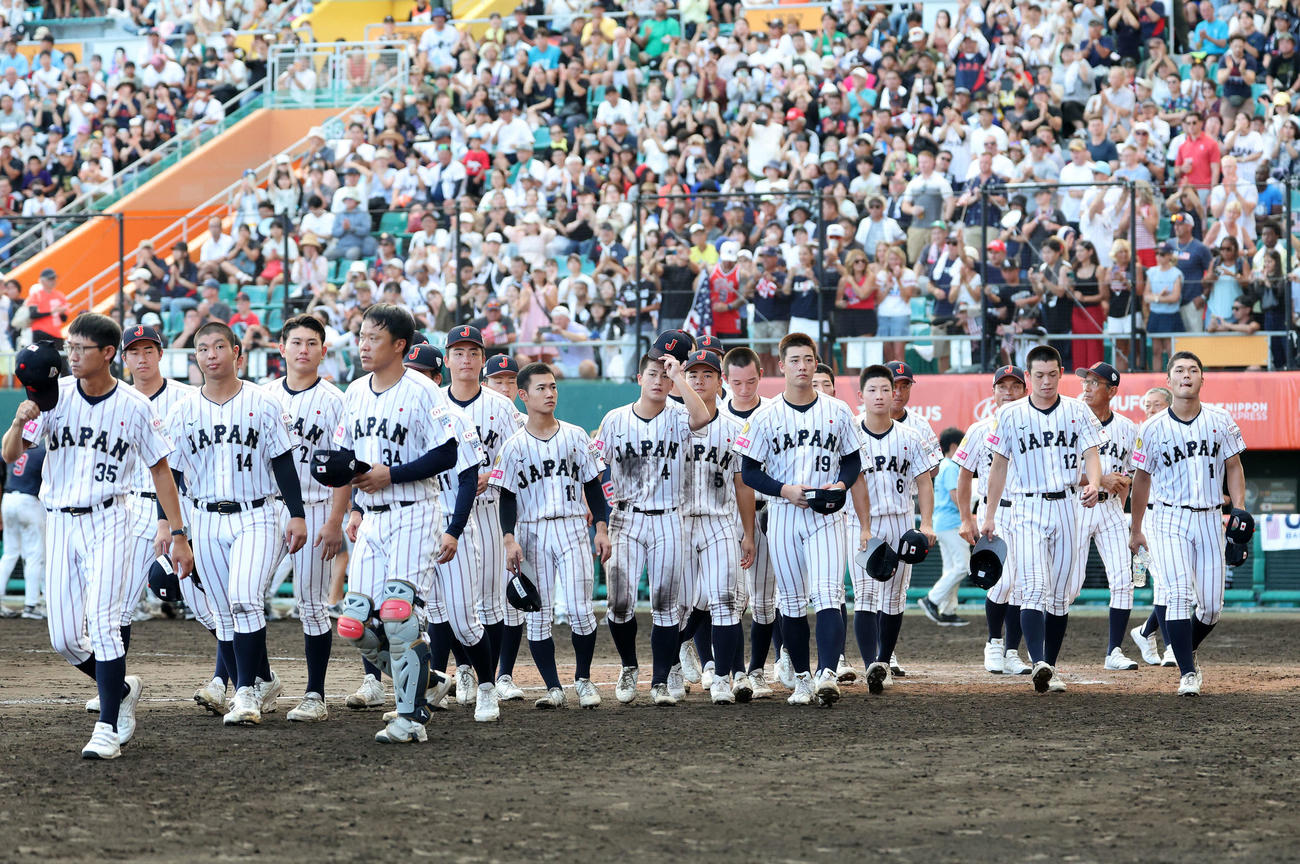 米国対日本　敗退し応援席にあいさつに向かう日本の選手たち（撮影・鈴木正人）