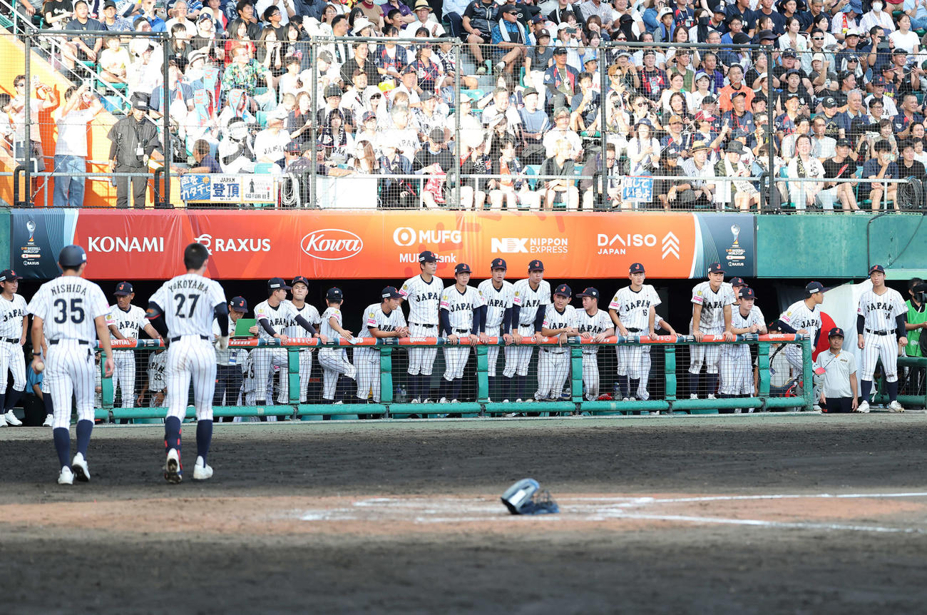 米国対日本　敗退しグランドを見つめる日本の選手たち（撮影・鈴木正人）