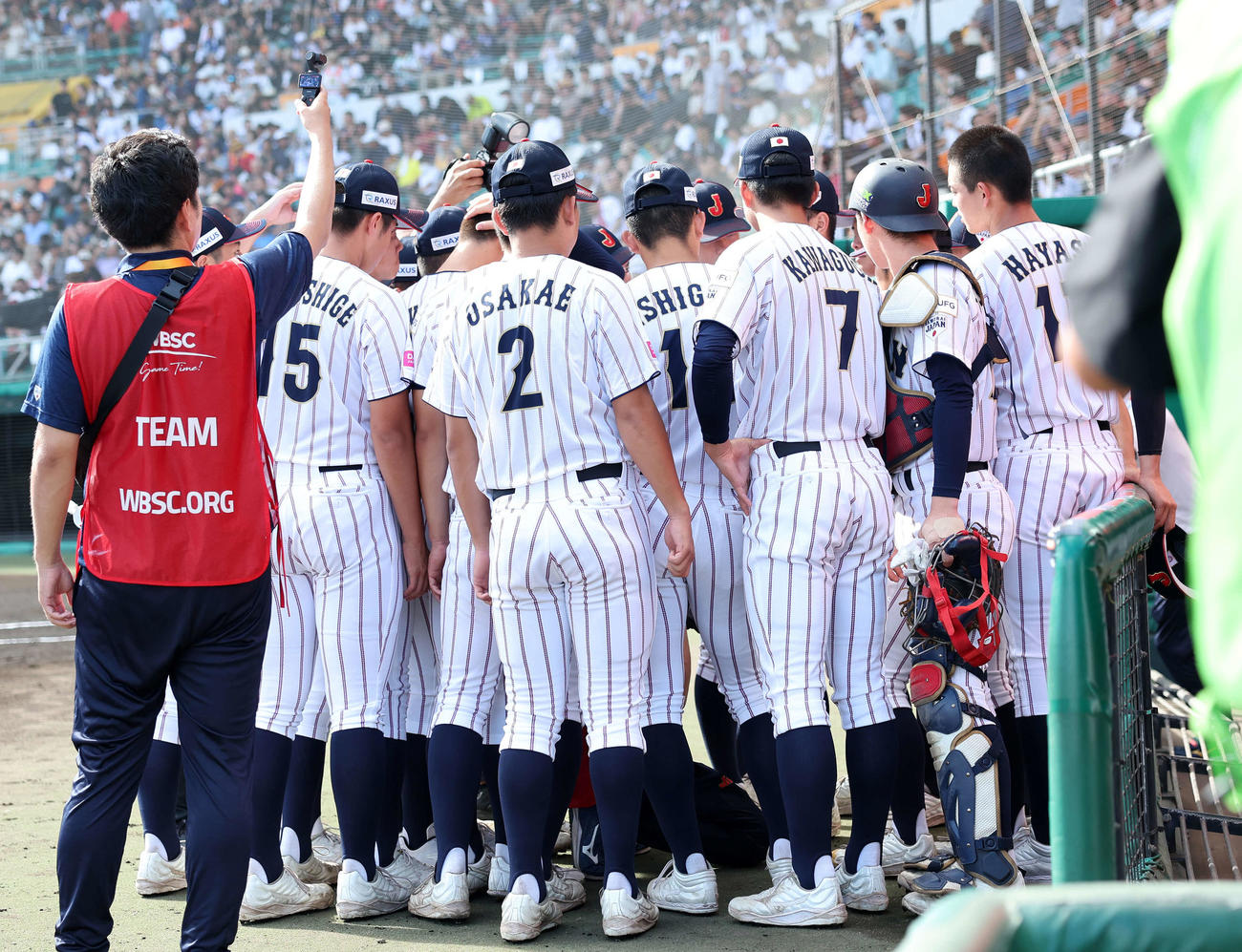 米国対日本　試合前、円陣を組む日本の選手たち（撮影・鈴木正人）