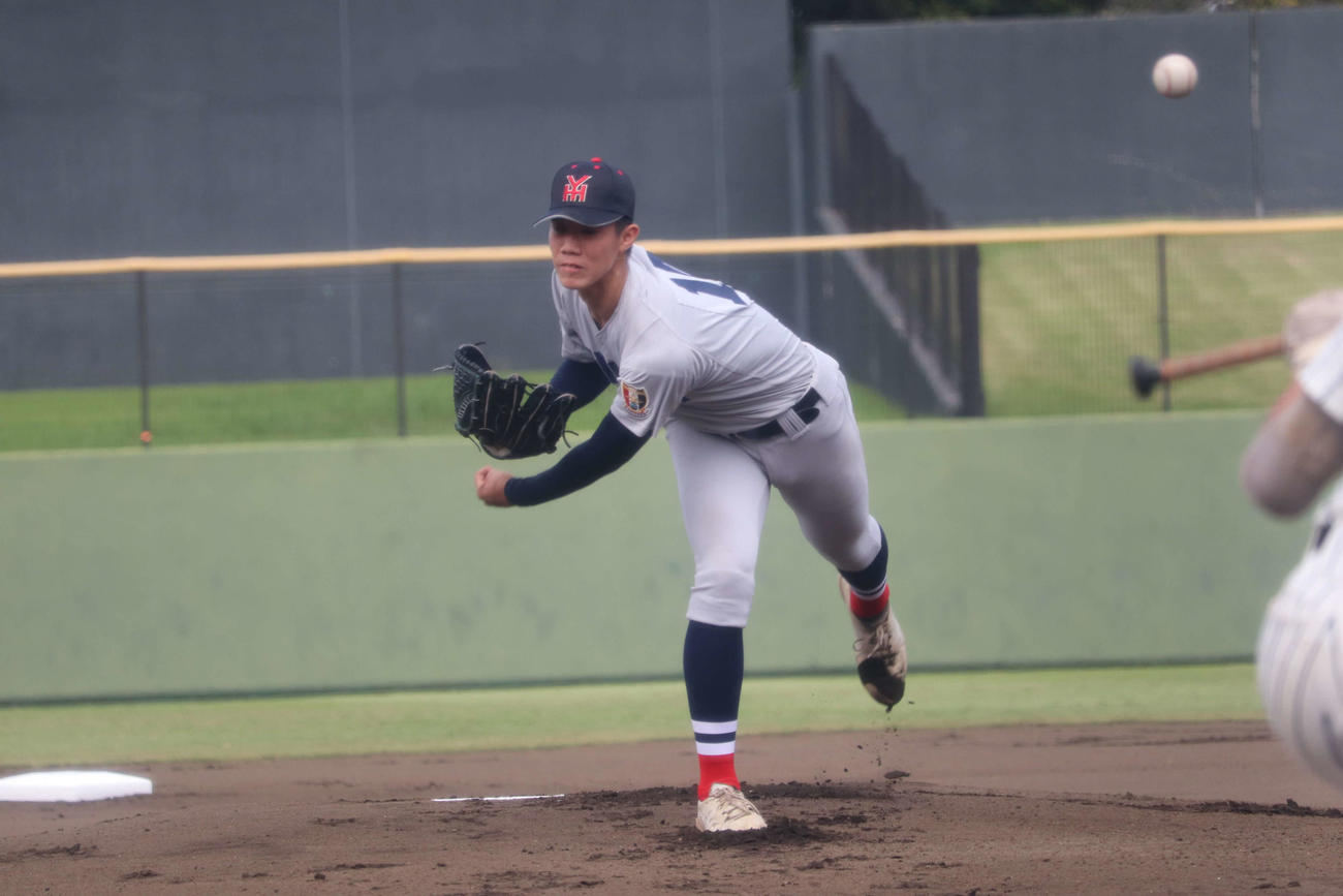 6回途中から試合を開始。前日に続き3番手としてマウンドに上がった、横浜の小林（撮影・保坂淑子）