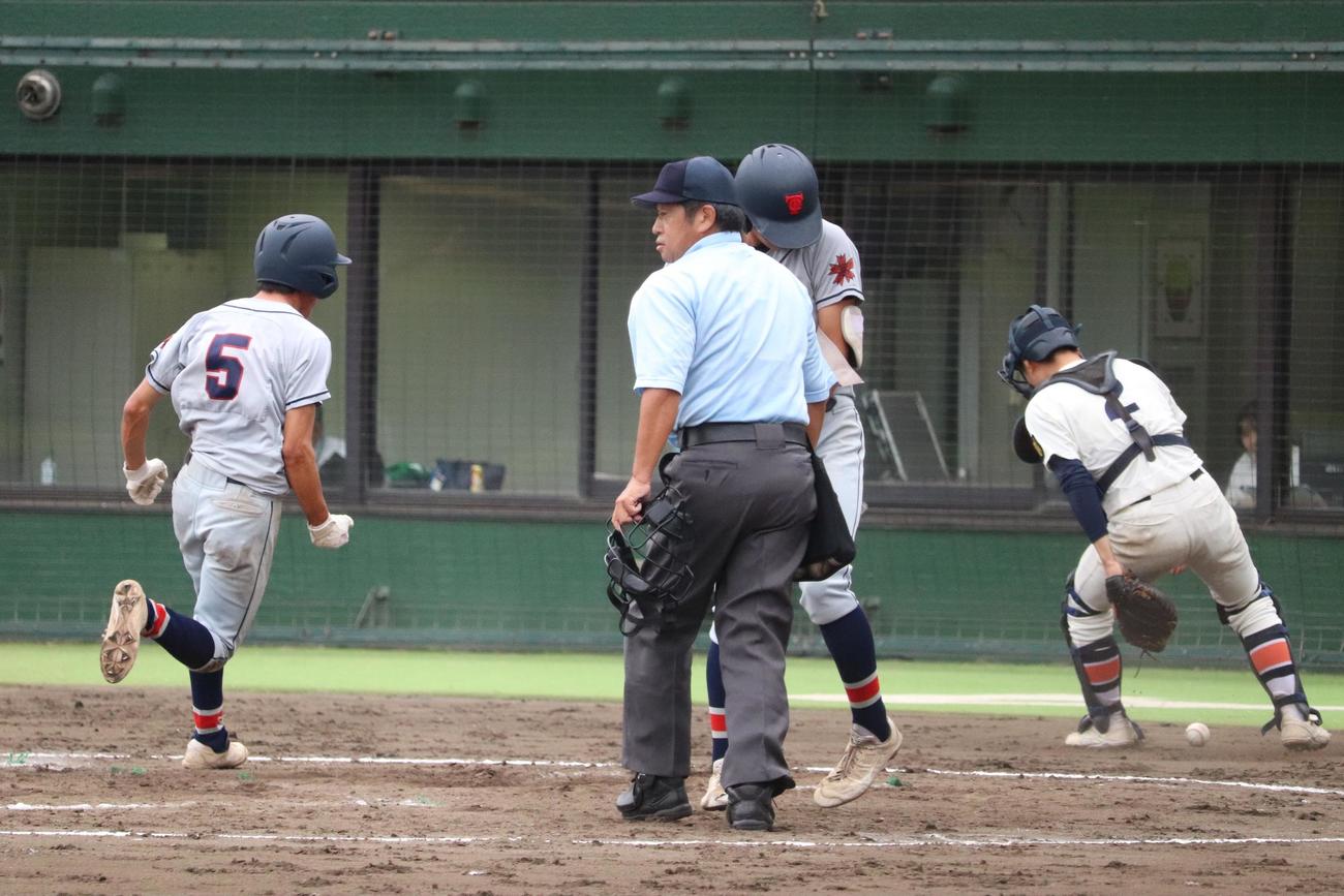 3回、2死満塁から暴投でホームインする立花学園の東田（撮影・保坂淑子）