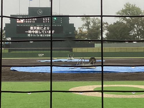 悪天候のため中断しているサーティーフォー保土ケ谷球場の横浜-東海大相模戦