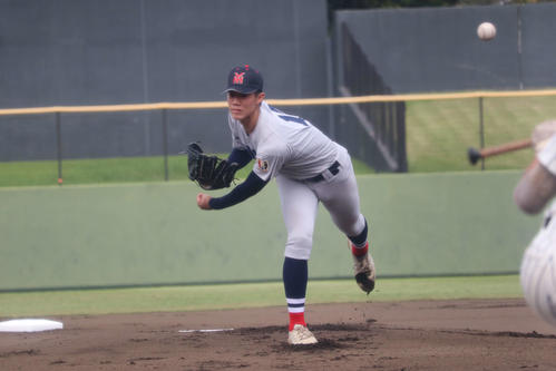 6回途中から試合を開始。前日に続き3番手としてマウンドに上がった、横浜の小林(撮影・保坂淑子)