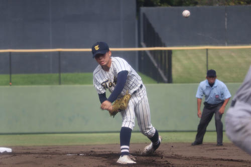 継続試合で、前日に続きマウンドに上がった、東海大相模のエース三渡(撮影・保坂淑子)