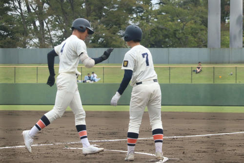 1回、2死一塁から右越え2ラン本塁打を放ち、チームメートとタッチする法政二の榑松(撮影・保坂淑子)