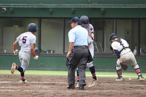 3回、2死満塁から暴投でホームインする立花学園の東田(撮影・保坂淑子)