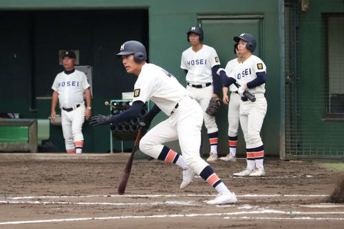 7回、遊撃手の失策で出塁する法政二の榑松(撮影・保坂淑子)