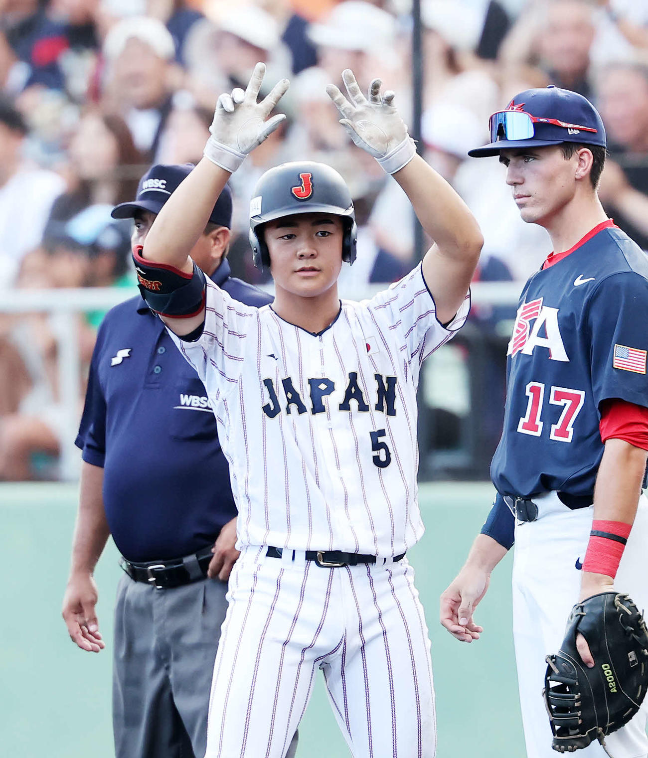 米国対日本　2回裏日本1死、為永は中前打を放ちシーサーポーズ（2025年9月14日撮影）