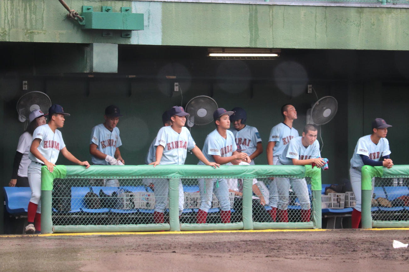 和歌山大会準決勝　近大新宮対箕島　戦況を見つめる近大ナインと責任教師の宮本部長（写真左奥）（撮影・中島麗）