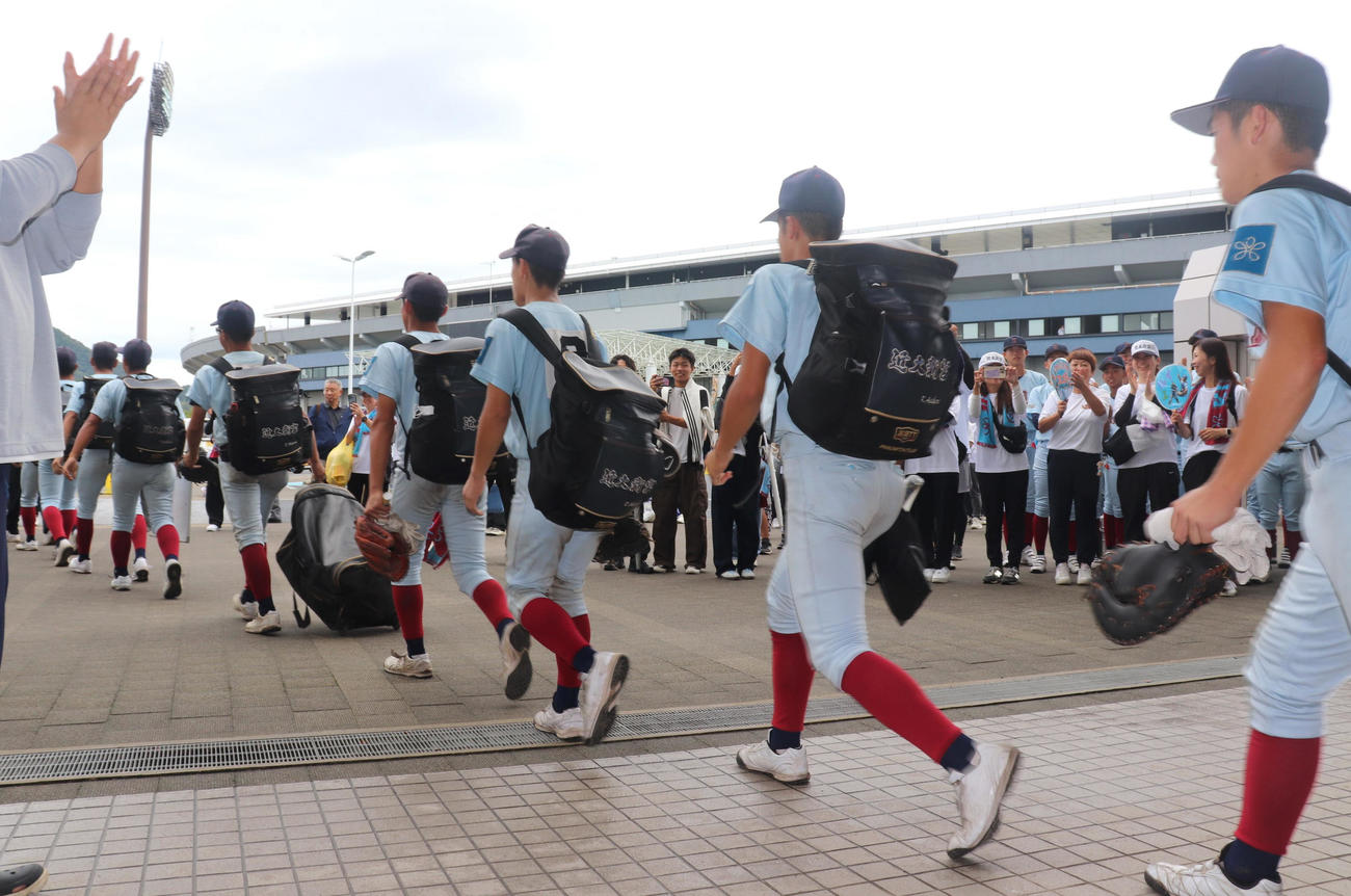 和歌山大会準決勝　近大新宮対箕島　試合に勝利し、保護者に出迎えられる、近大新宮ナイン（撮影・中島麗）