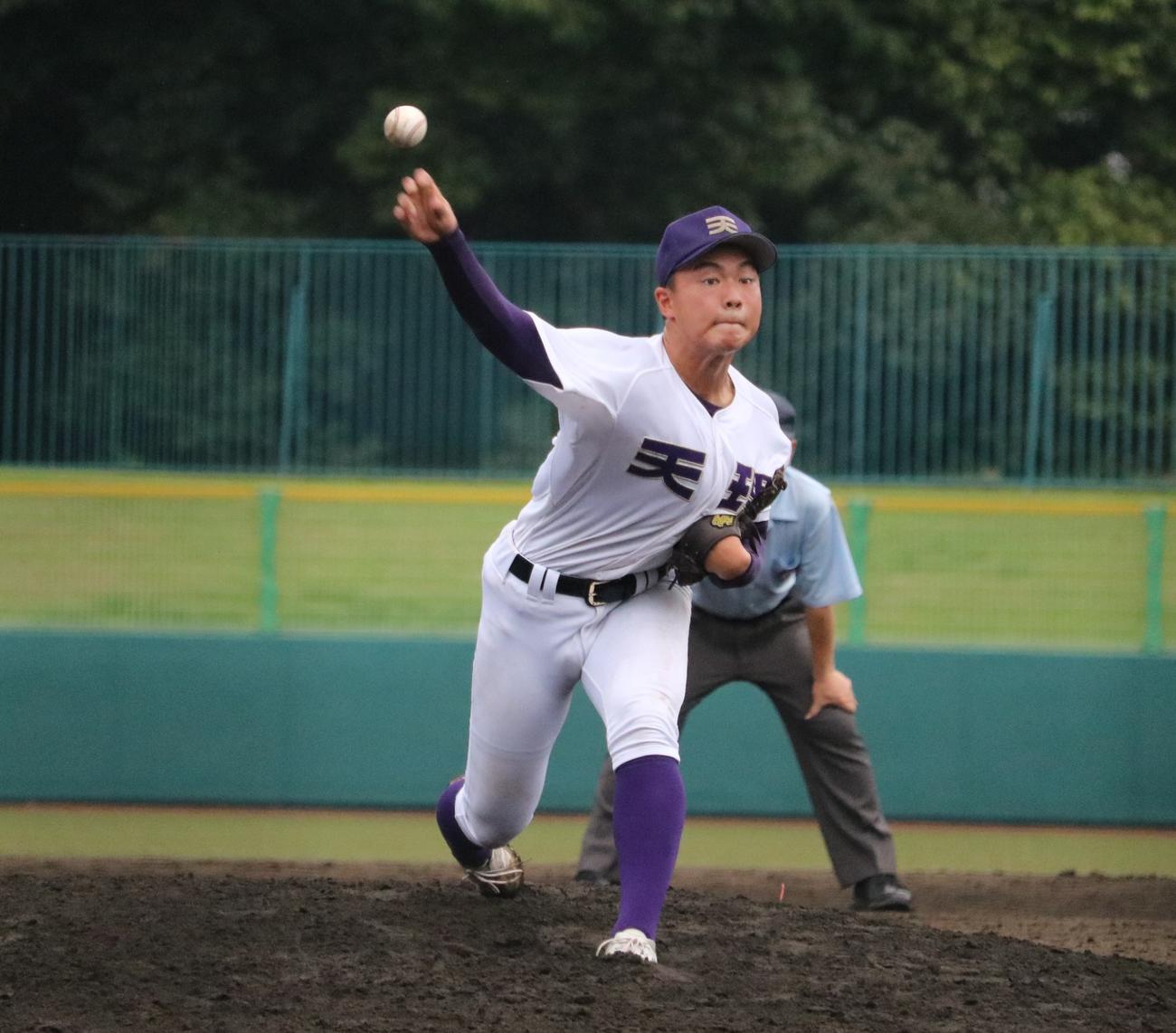 橿原学院対天理　天理の岡田が9回も力投する（撮影・林亮佑）