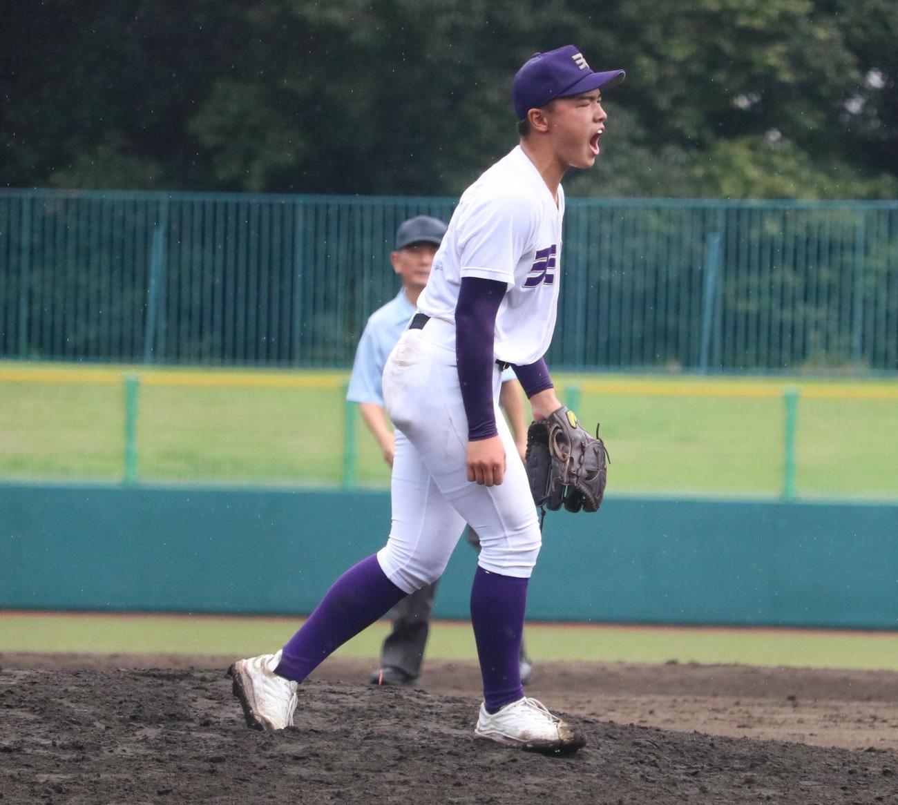 橿原学院対天理　天理の岡田が反撃を振り切ってほえる（撮影・林亮佑）