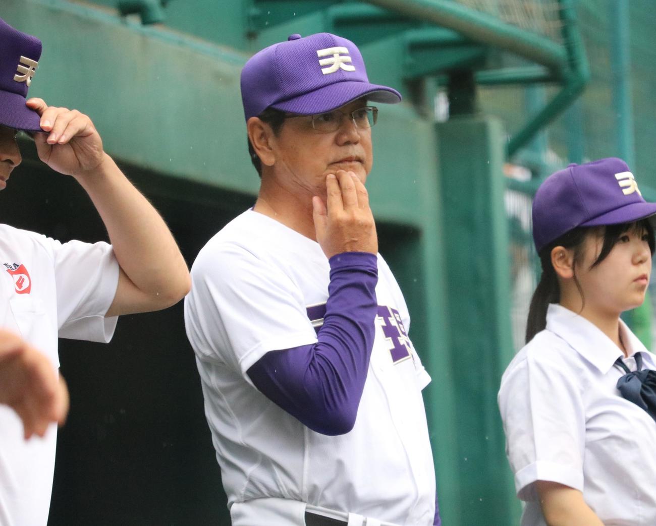 橿原学院対天理　天理の藤原監督が試合後あいさつでベンチの前に出る（撮影・林亮佑）