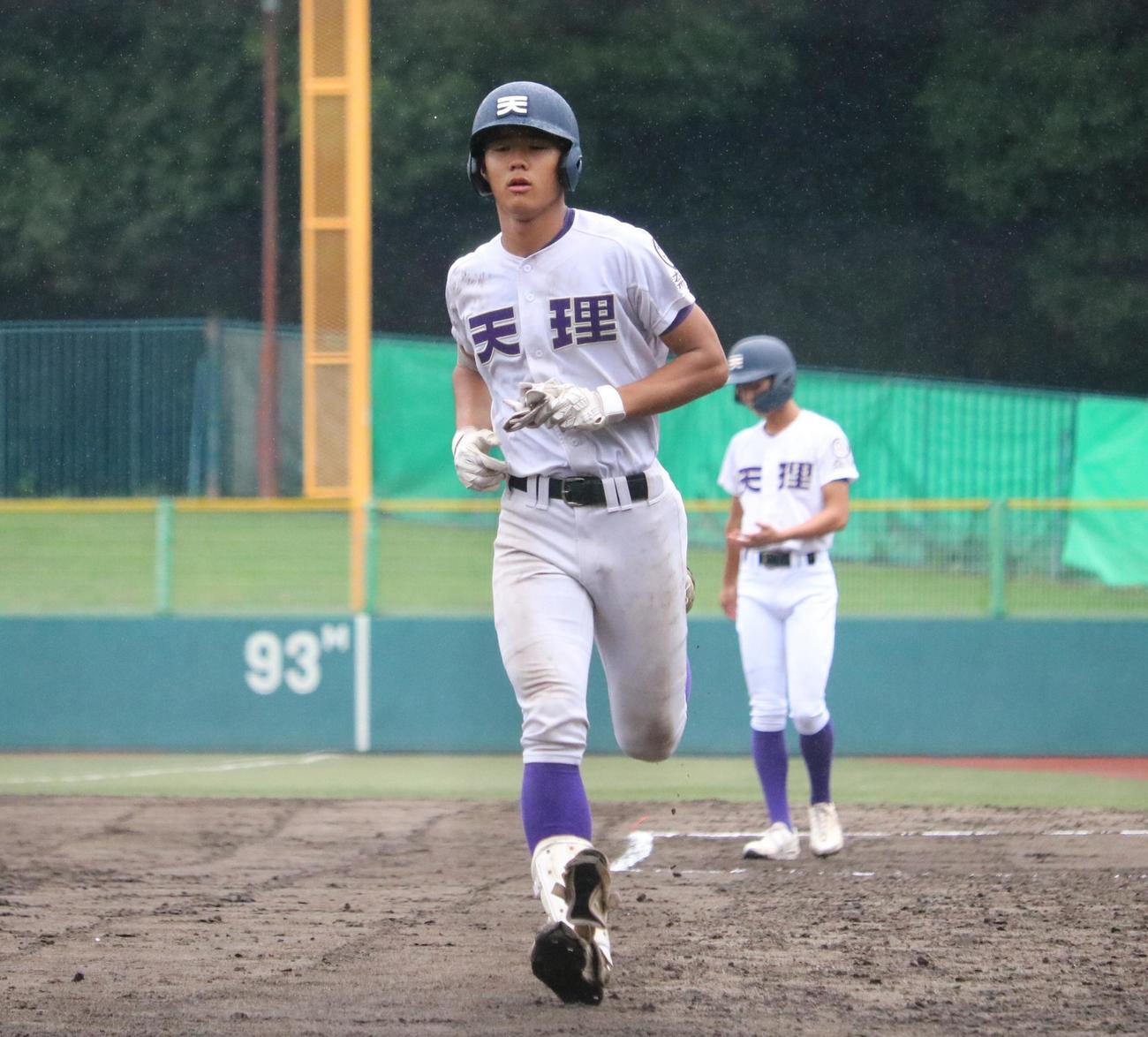 橿原学院対天理　1回裏、天理の関村が勝ち越し犠飛を放つ（撮影・林亮佑）
