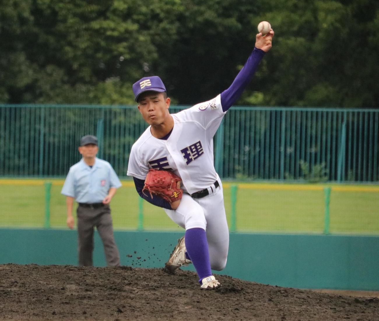 橿原学院対天理　天理の新井が救援で登板する（撮影・林亮佑）