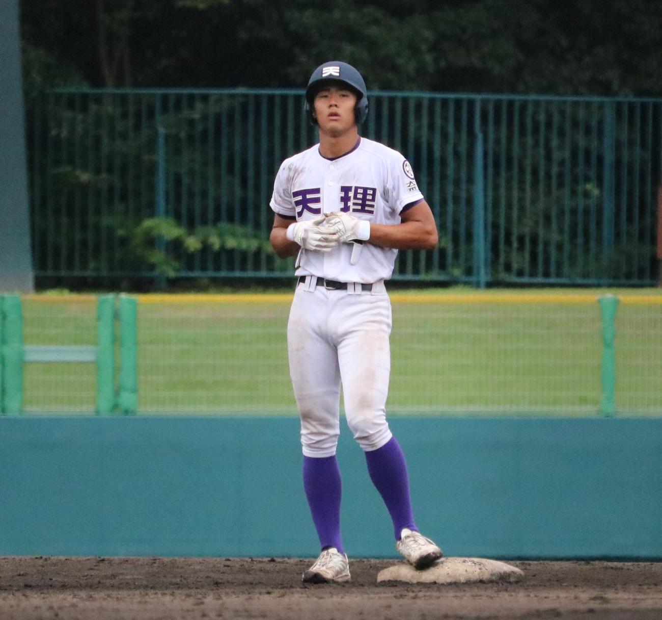 橿原学院対天理　7回裏、天理の関村が二塁打を放つ（撮影・林亮佑）
