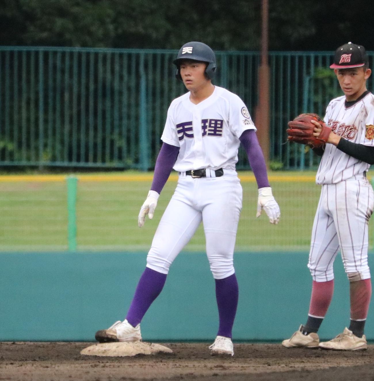 橿原学院対天理　8回裏、天理の岡田が二塁打を放つ（撮影・林亮佑）
