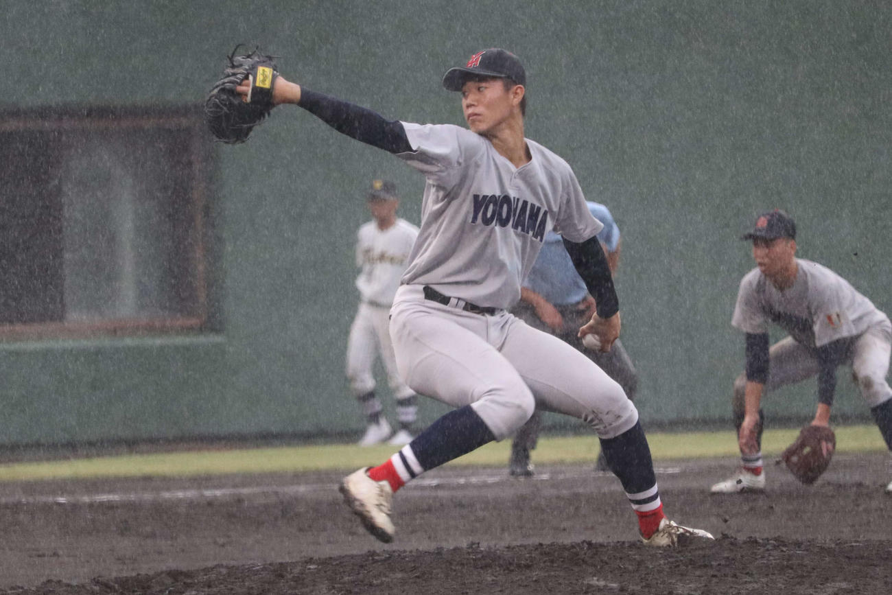 6回途中から3番手としてマウンドに上がった、横浜の、小林（撮影・保坂淑子）