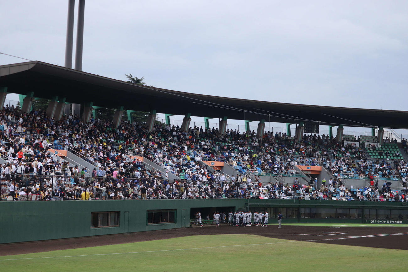 今夏、神奈川県大会決勝戦と同カードの観戦に集まった観客（撮影・保坂淑子）