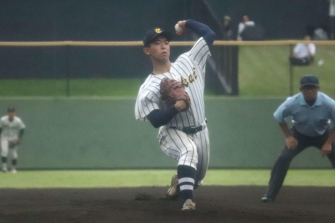 東海大相模、先発の小関（撮影・保坂淑子）