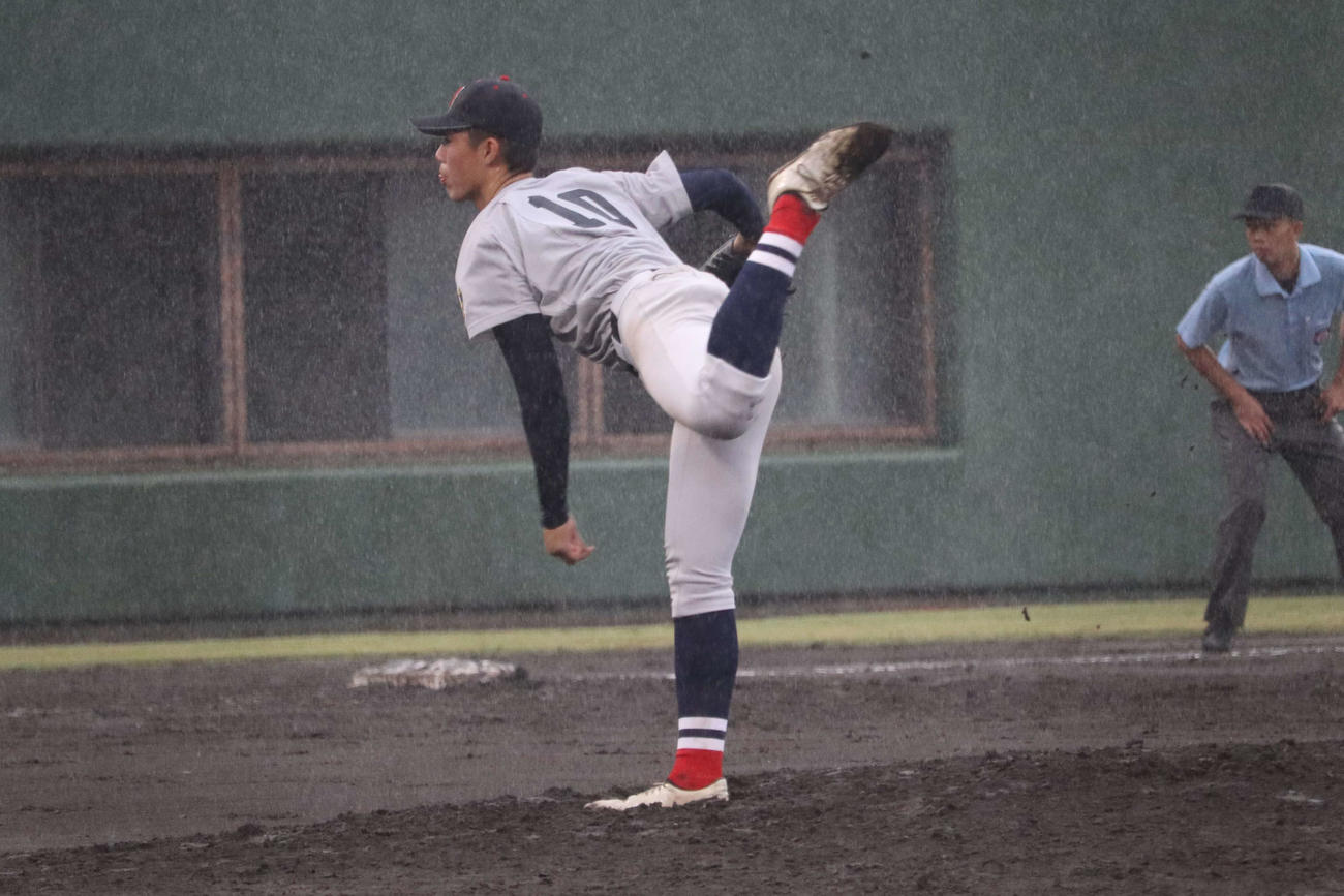 6回途中から3番手としてマウンドに上がった、横浜の、小林（撮影・保坂淑子）