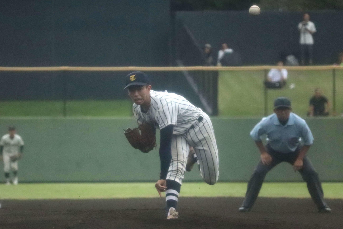 東海大相模、先発の小関（撮影・保坂淑子）
