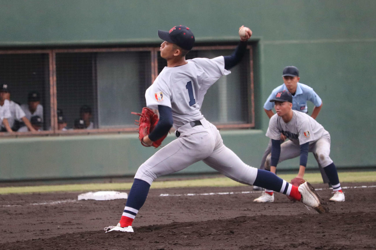 横浜、先発の織田（撮影・保坂淑子）