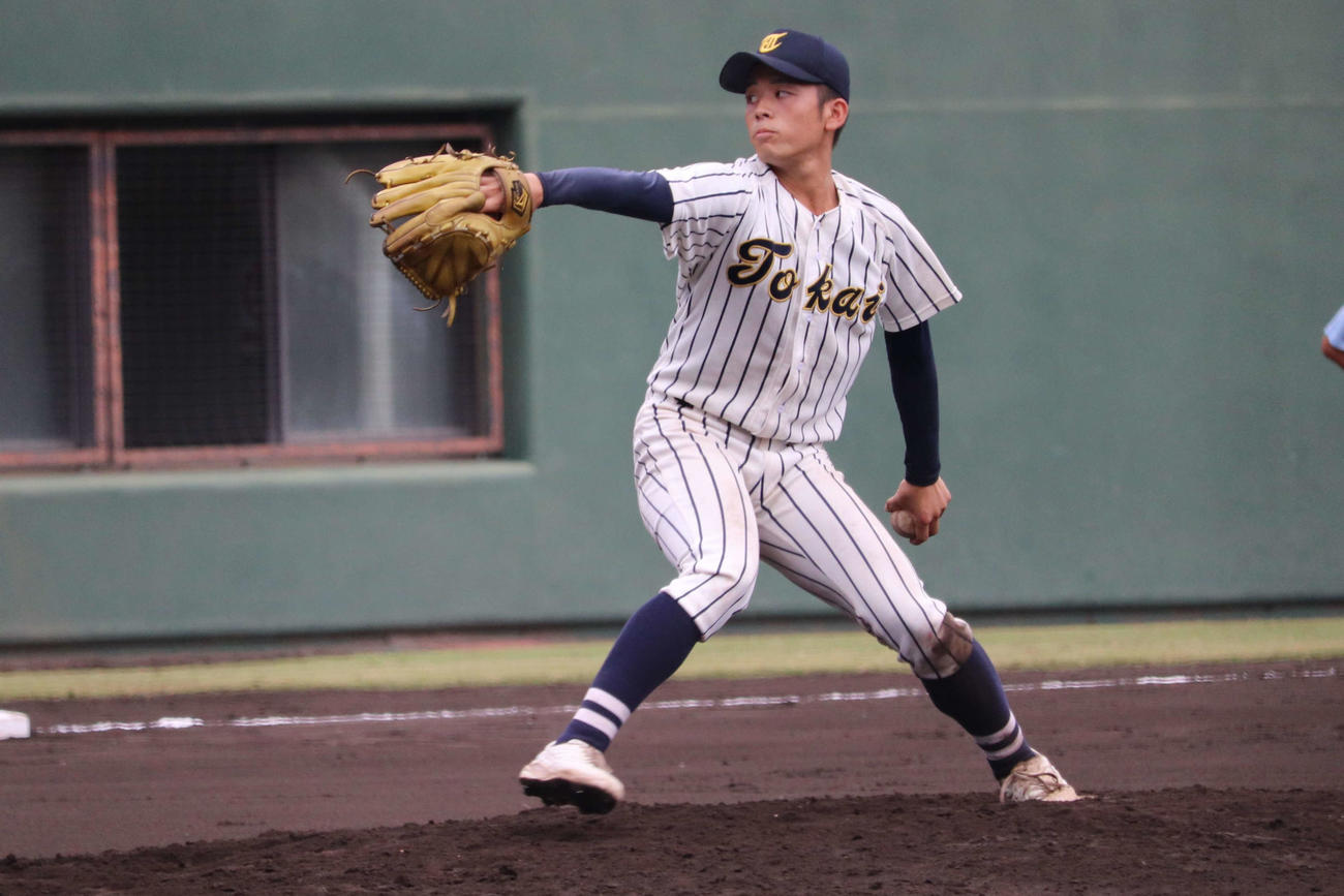 3回途中から2番手としてマウンドに上がった、東海大相模のエース、三渡（撮影・保坂淑子）