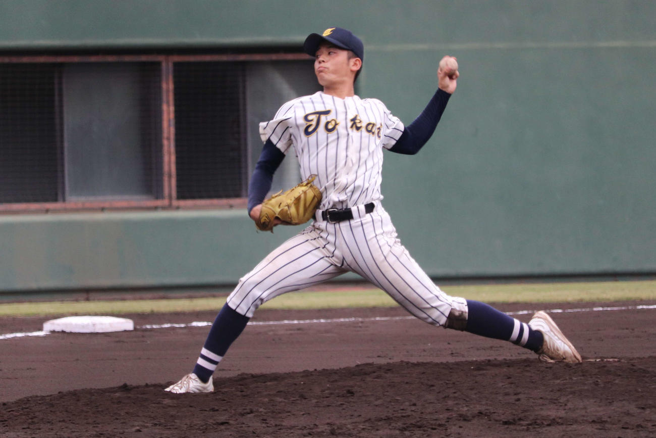 3回途中から2番手としてマウンドに上がった、東海大相模のエース、三渡（撮影・保坂淑子）