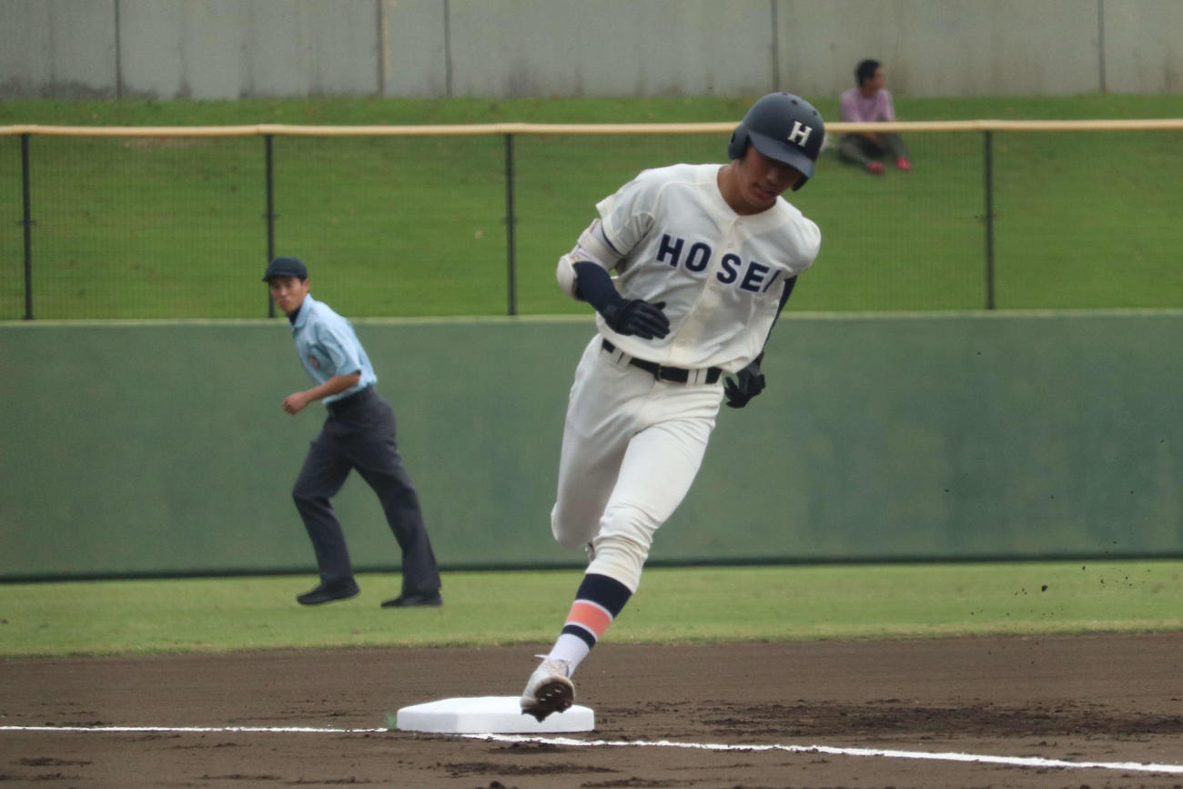 法政二対立花学園　1回裏2死一塁、右越え2点本塁打を放ちダイヤモンドをかけぬける、法政二の榑松（撮影・保坂淑子）