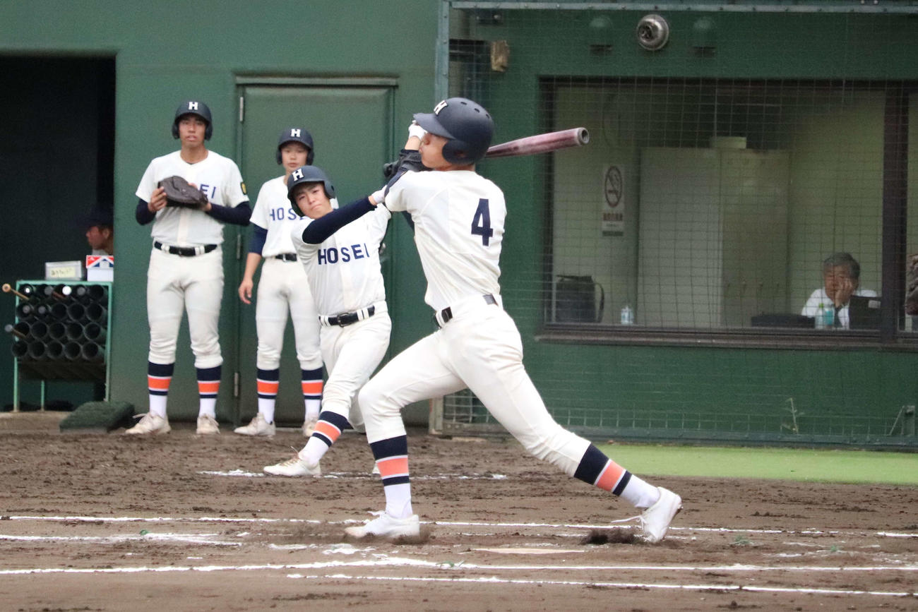 7回、遊撃手の失策で出塁する法政二の榑松（撮影・保坂淑子）