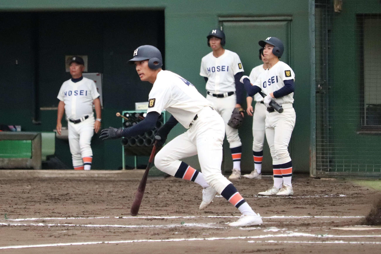 7回、遊撃手の失策で出塁する法政二の榑松（撮影・保坂淑子）
