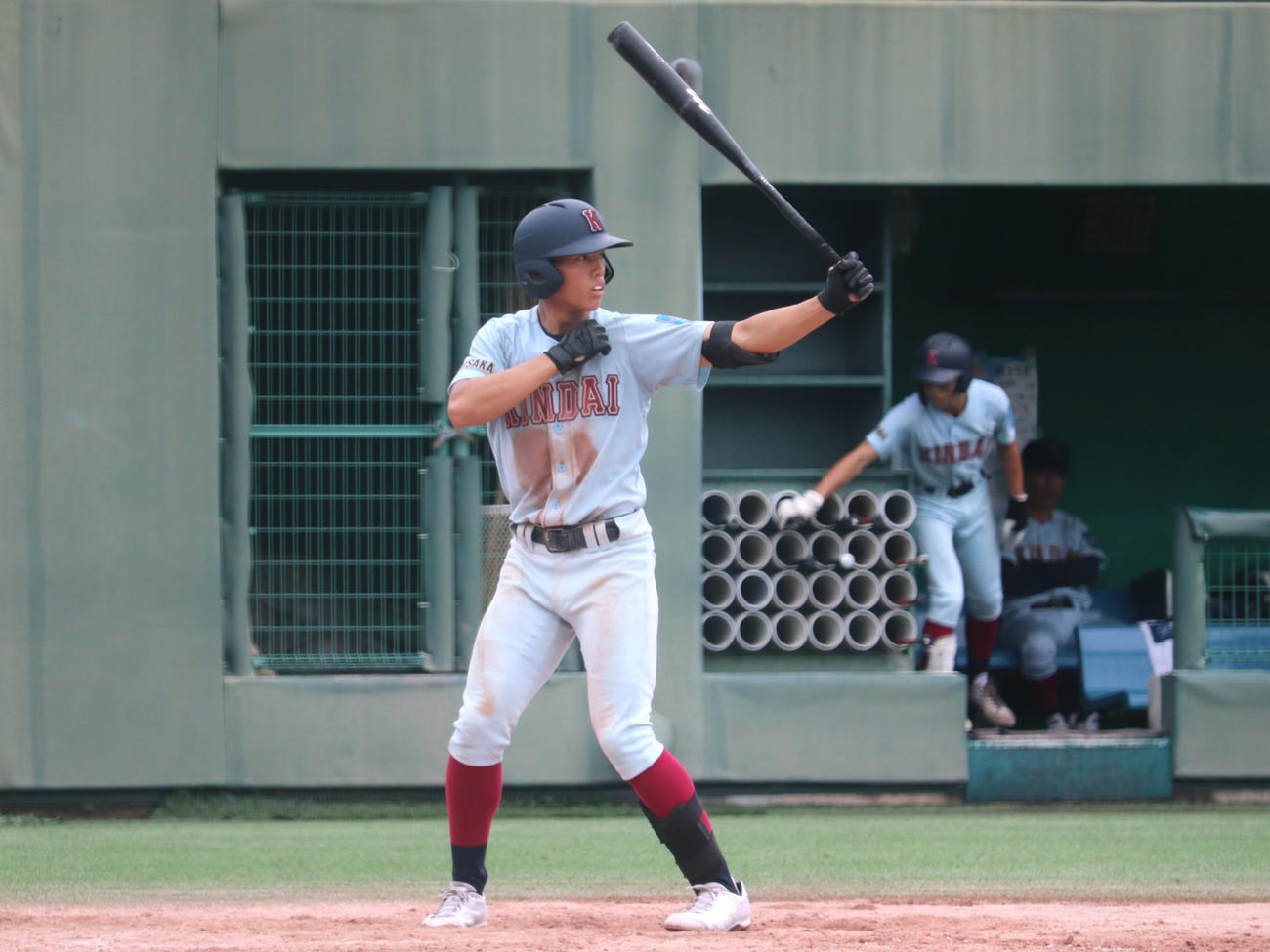 大阪大会準決勝　太成学院大高対近大付　4回1死に左前打を放った、近大付・小久保。打席に入る際にはルーティンを行う（撮影・中島麗）