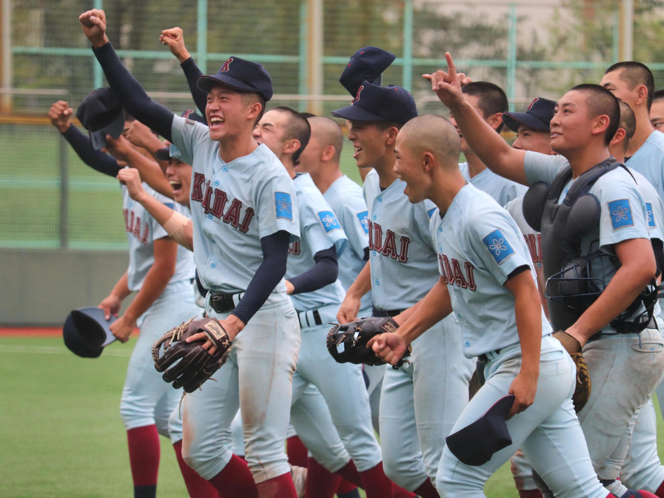 大阪大会準決勝　太成学院大高対近大付　8年ぶりの近畿切符をつかみ、喜びをあらわにする近大付ナイン（撮影・中島麗）