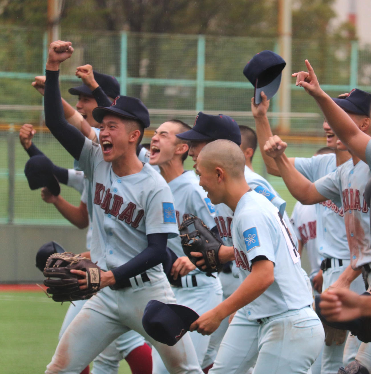 大阪大会準決勝　太成学院大高対近大付　8年ぶりの近畿切符をつかみ、喜びをあらわにする近大付ナイン（撮影・中島麗）