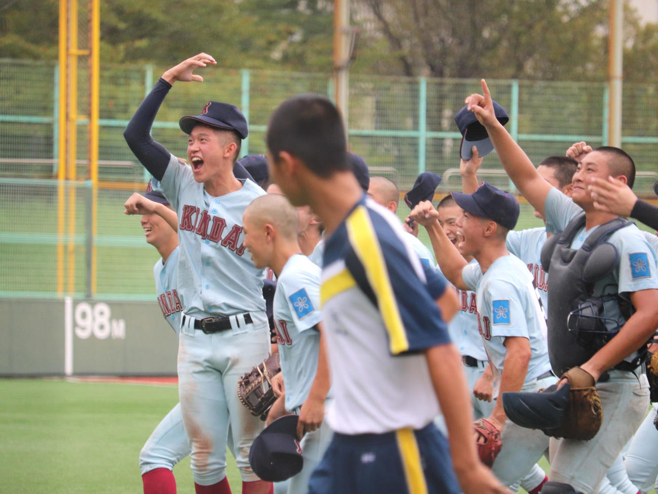大阪大会準決勝　太成学院大高対近大付　8年ぶりの近畿切符をつかみ、喜びをあらわにする近大付ナイン（撮影・中島麗）