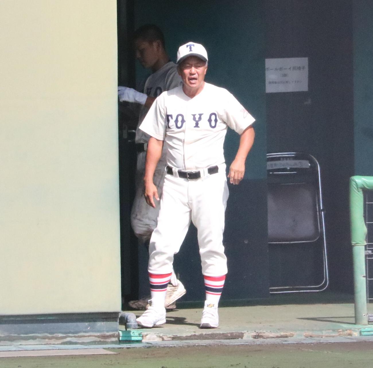 彩星工科対東洋大姫路　東洋大姫路の岡田監督が声を出す（撮影・林亮佑）