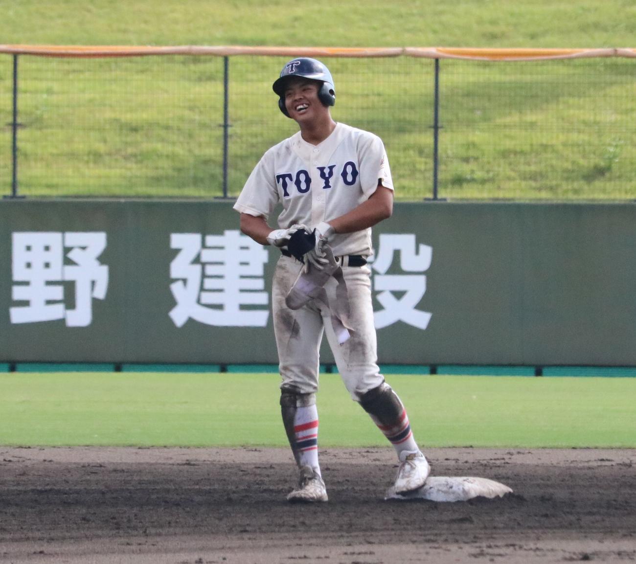 彩星工科対東洋大姫路　7回表、東洋大姫路の瀬口が適時二塁打を放ち、笑顔を見せる（撮影・林亮佑）
