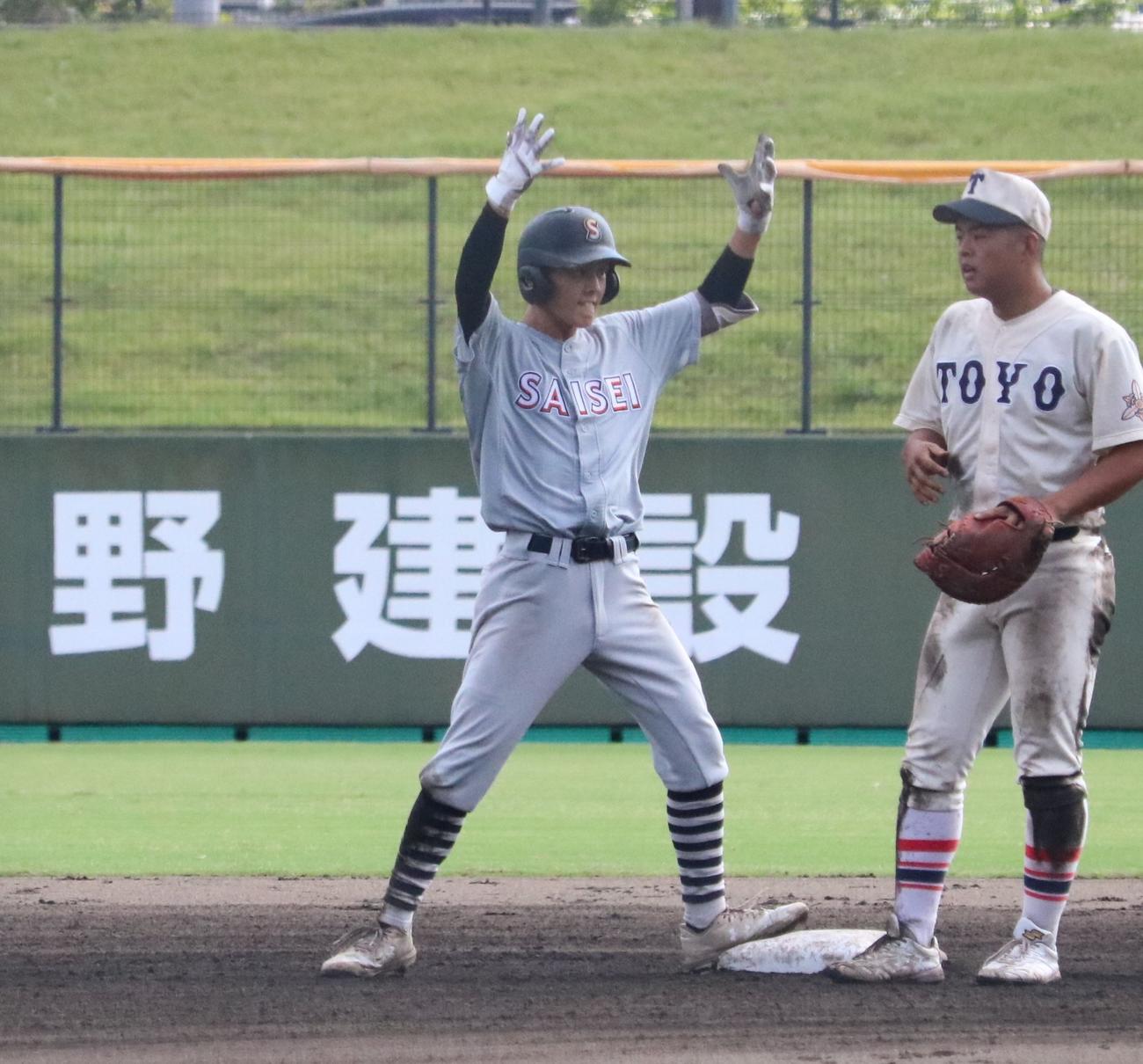 彩星工科対東洋大姫路　6回裏、彩星工科の袴田が適時二塁打を放ち、ベンチを盛り上げる（撮影・林亮佑）