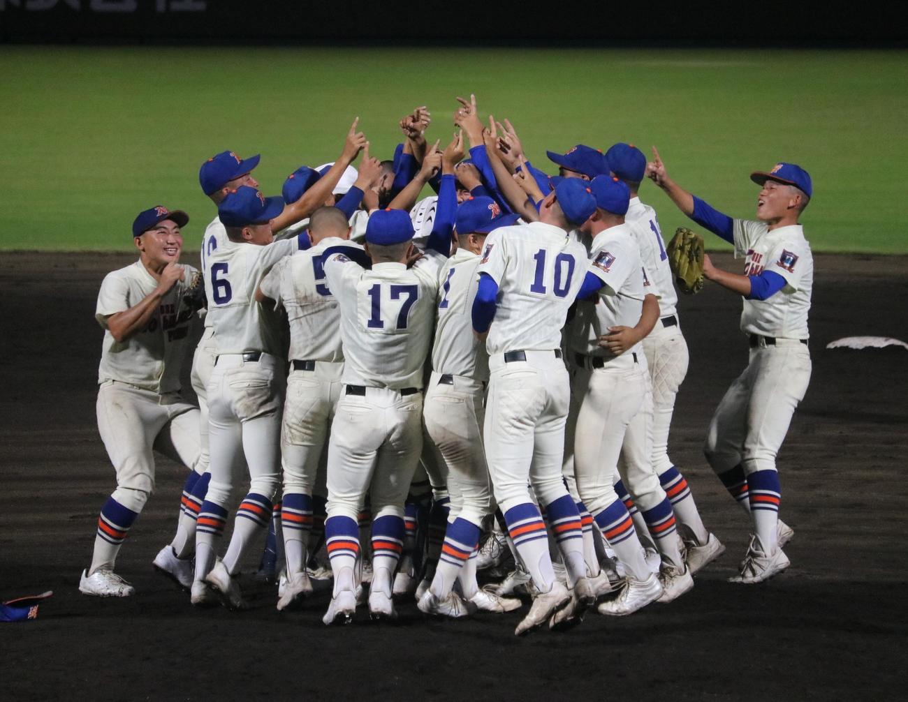 神戸国際大付対市尼崎　優勝した神戸国際大付ナインがマウンド付近で歓喜の輪を作る（撮影・林亮佑）