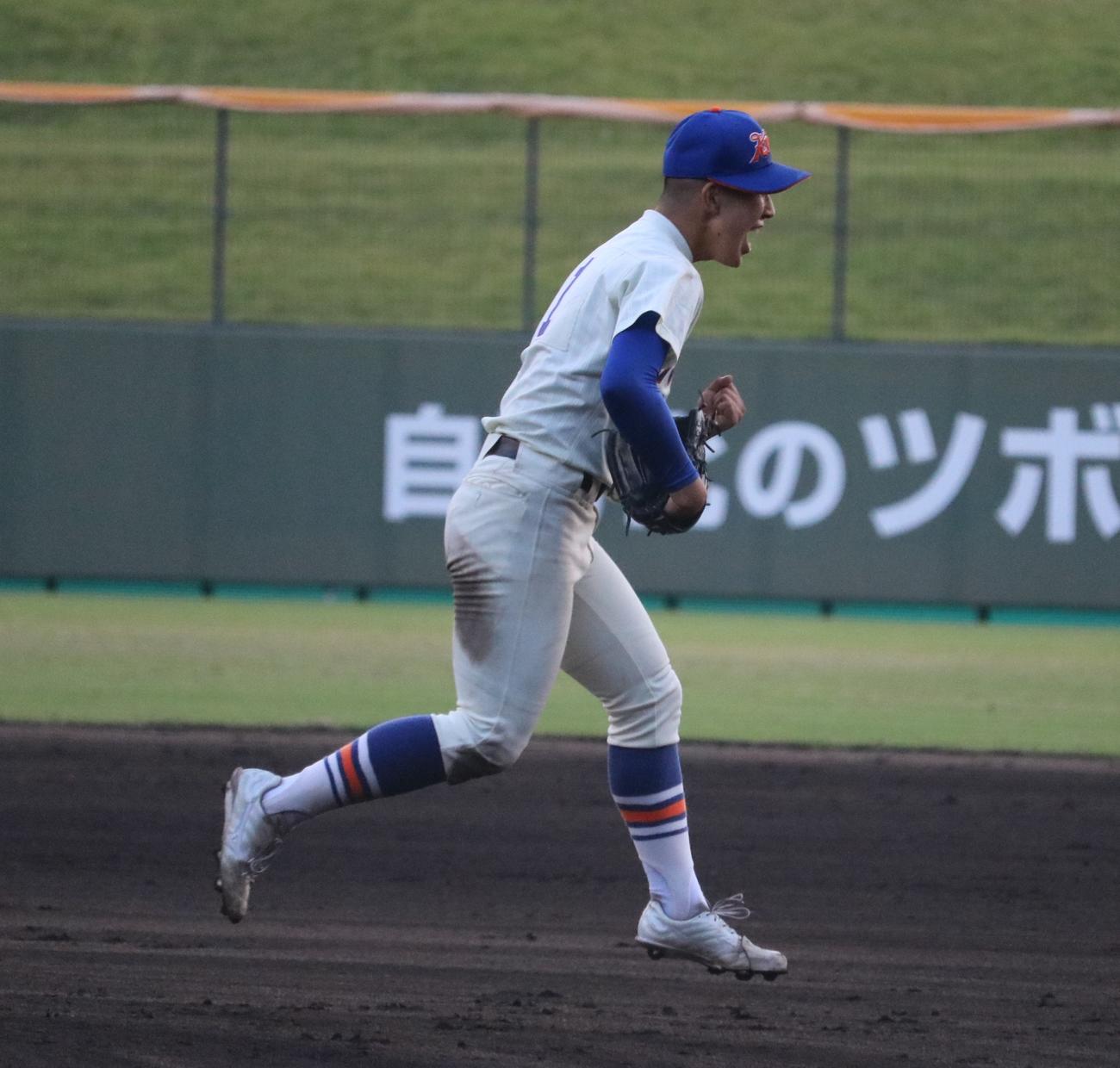 神戸国際大付対市尼崎　6回裏、神戸国際大付の秋田がピンチをしのぎガッツポーズする（撮影・林亮佑）