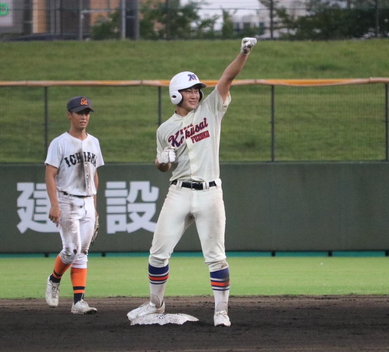 神戸国際大付対市尼崎　8回表、神戸国際大付の川中が2点適時二塁打を放ち、ガッツポーズを見せる（撮影・林亮佑）