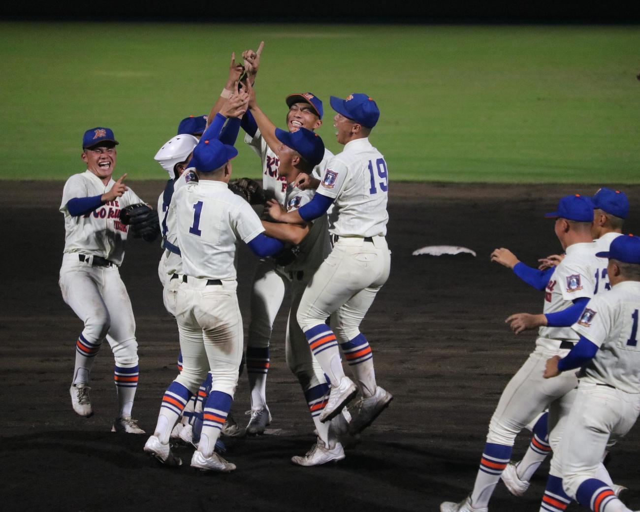 神戸国際大付対市尼崎　優勝した神戸国際大付ナインがマウンド付近で歓喜の輪を作る（撮影・林亮佑）