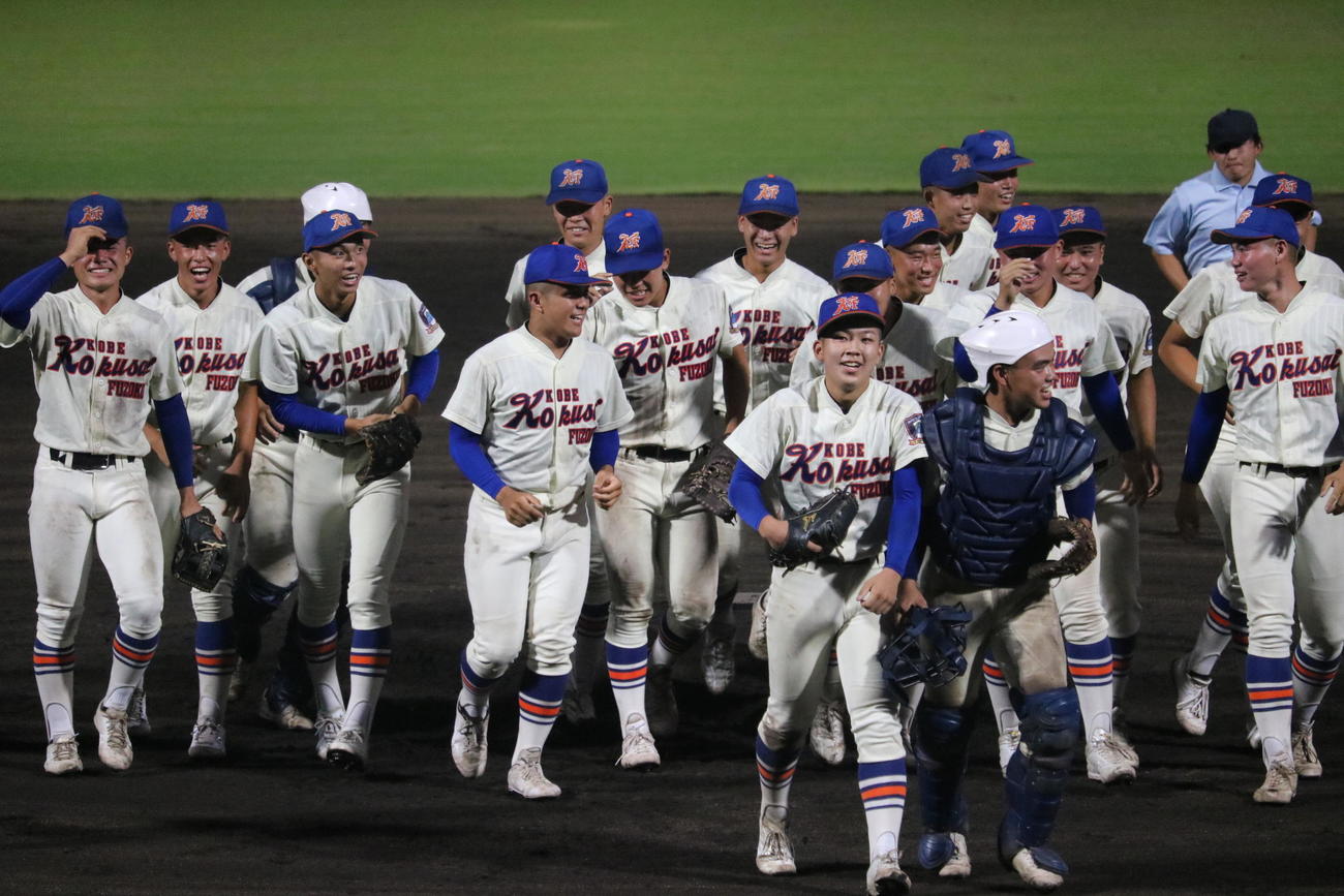 神戸国際大付対市尼崎　優勝した神戸国際大付ナインが笑顔で整列へと向かう（撮影・林亮佑）