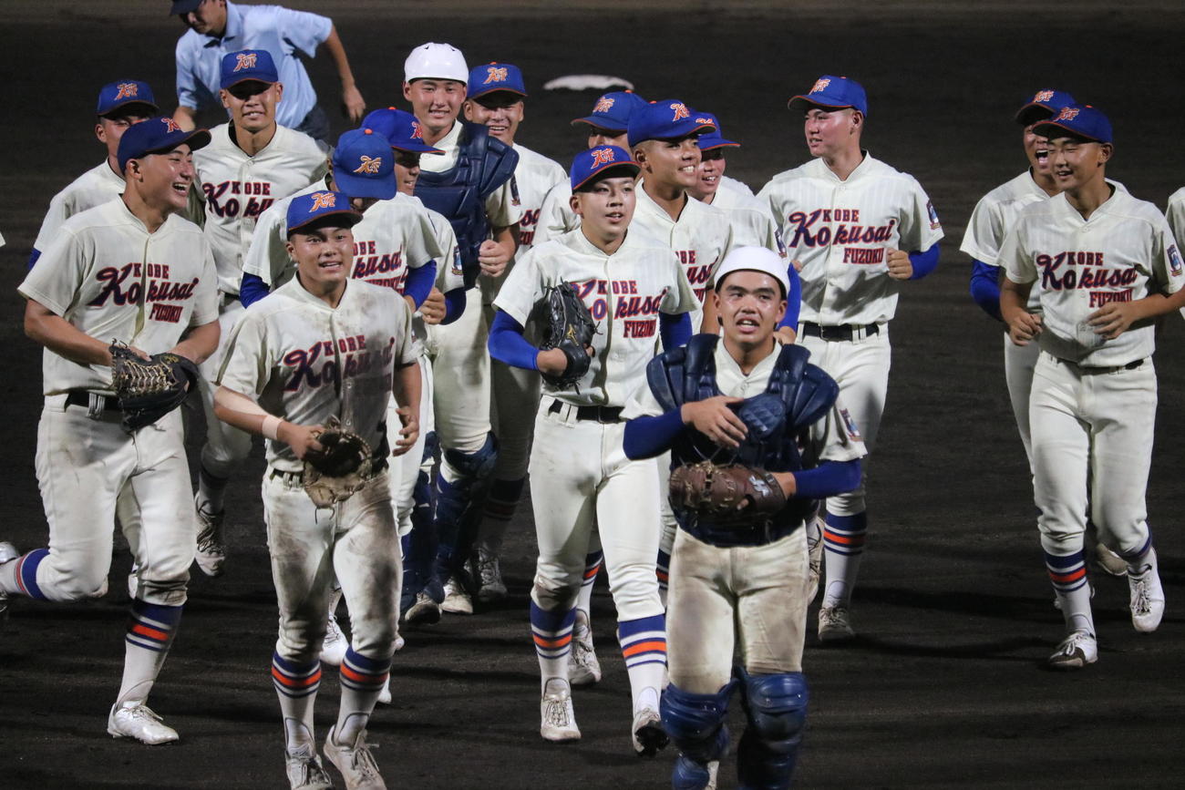 神戸国際大付対市尼崎　優勝した神戸国際大付ナインが笑顔で整列へと向かう（撮影・林亮佑）