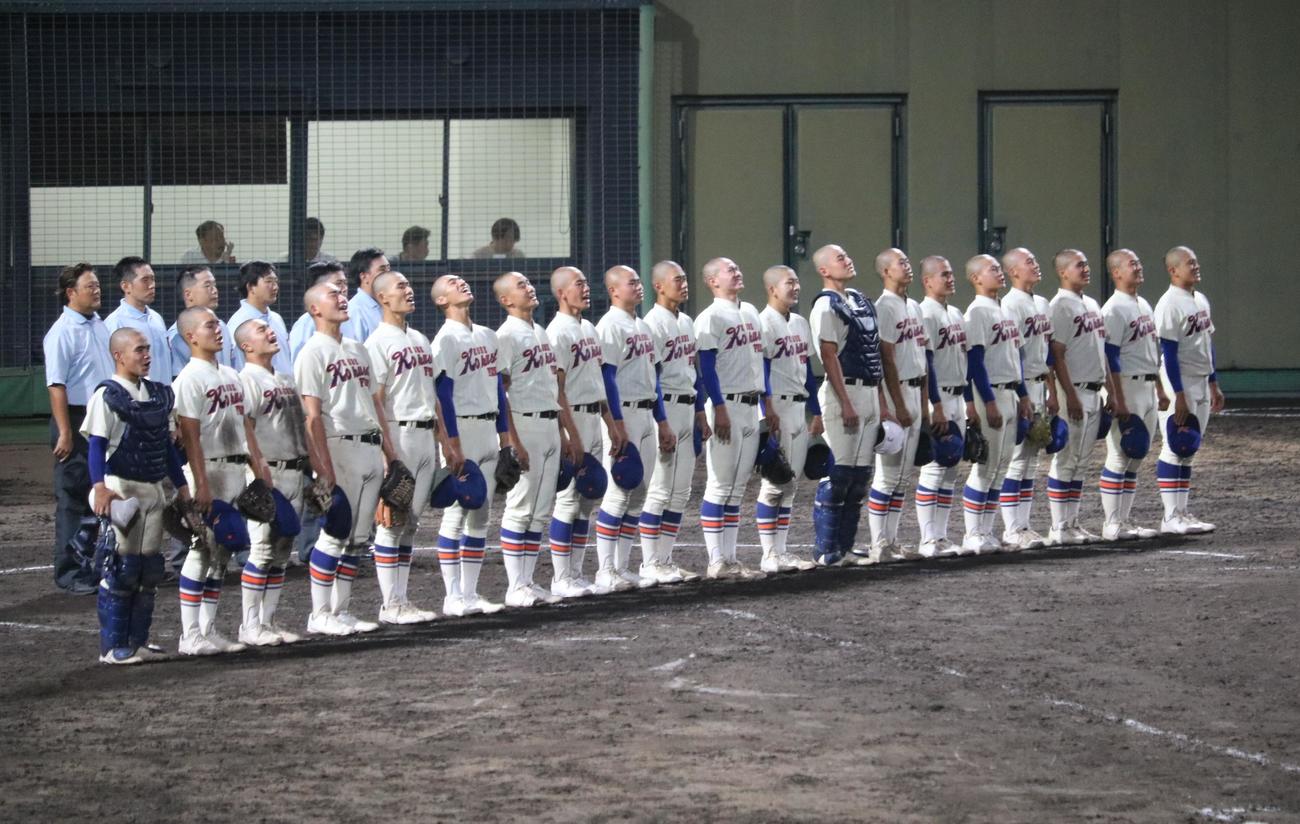 神戸国際大付対市尼崎　優勝した神戸国際大付ナインが校歌を歌う（撮影・林亮佑）